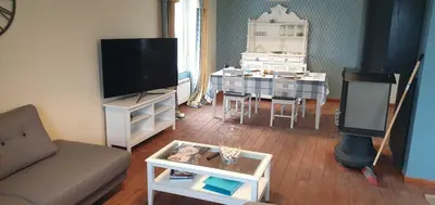 Télévision ou salle de divertissement dans l'établissement La Maison d'Adonis avec jacuzzi à Telgruc sur Mer