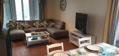 Télévision ou salle de divertissement dans l'établissement La Maison d'Adonis avec jacuzzi à Telgruc sur Mer