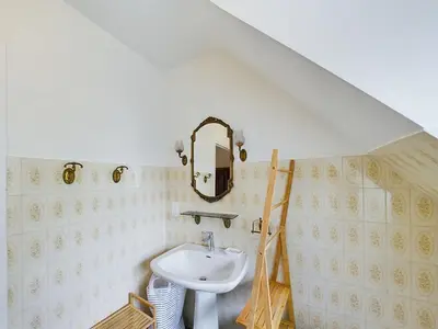 Salle de bains dans l'établissement Spacieuse Néo-Bretonne