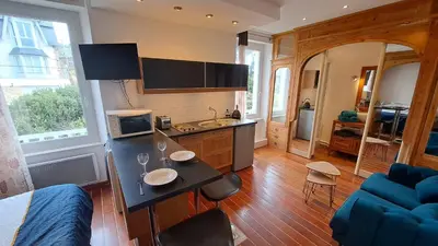 Cuisine ou kitchenette dans l'établissement Studio à 70m des flots