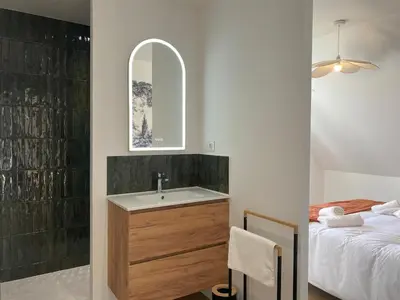 Un ou plusieurs lits dans un hébergement de l'établissement Villa d'exception piscine interieure plage à 300m 14 personnes