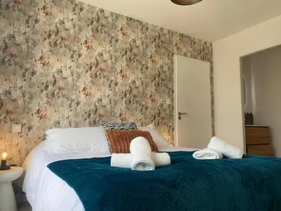 Un ou plusieurs lits dans un hébergement de l'établissement Villa d'exception piscine interieure plage à 300m 14 personnes
