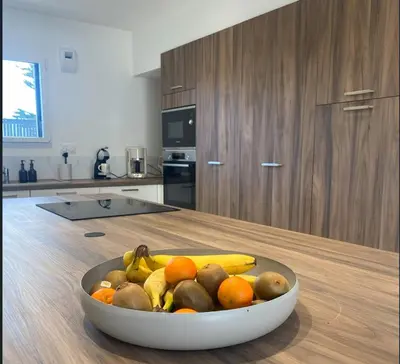 Cuisine ou kitchenette dans l'établissement Villa d'exception piscine interieure plage à 300m 14 personnes