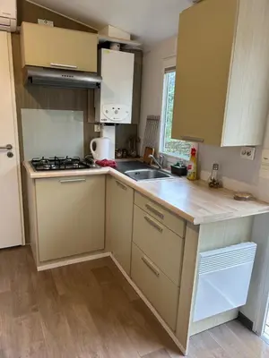 Cuisine ou kitchenette dans l'établissement Mobil-home 1