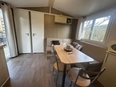 Coin salon dans l'établissement Mobil-home 1