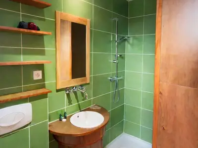 Salle de bains dans l'établissement 2 Pièces Lumineux Vue Mer à Trébeurden - FR-1-542-78