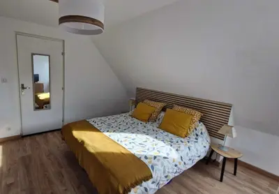 Un ou plusieurs lits dans un hébergement de l'établissement Chambre confortable chez Isabelle