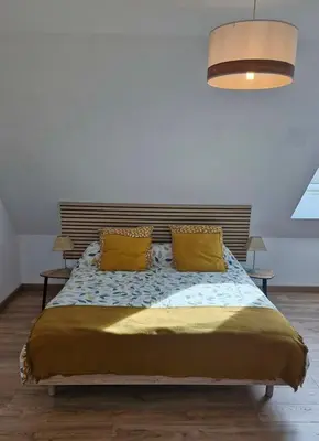 Un ou plusieurs lits dans un hébergement de l'établissement Chambre confortable chez Isabelle