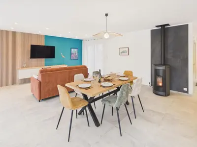 Télévision ou salle de divertissement dans l'établissement Maison neuve pour 6 avec jardin et terrasse