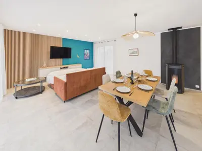 Télévision ou salle de divertissement dans l'établissement Maison neuve pour 6 avec jardin et terrasse