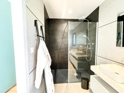 Salle de bains dans l'établissement Architect-designed villa with sea view