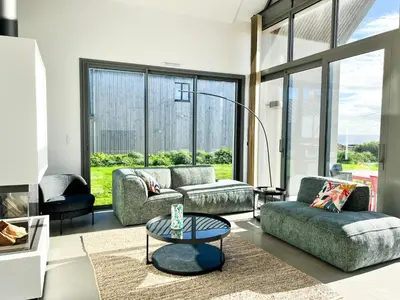 Coin salon dans l'établissement Architect-designed villa with sea view