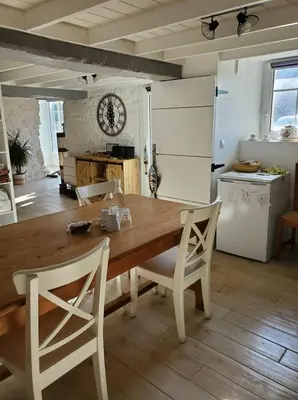 Cuisine ou kitchenette dans l'établissement Ty manor kerzu maison de campagne 6 personnes 3 chambres Cléder