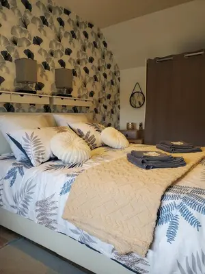 Un ou plusieurs lits dans un hébergement de l'établissement Ty manor kerzu maison de campagne 6 personnes 3 chambres Cléder