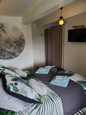 Un ou plusieurs lits dans un hébergement de l'établissement Ty manor kerzu maison de campagne 6 personnes 3 chambres Cléder