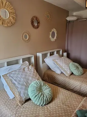 Un ou plusieurs lits dans un hébergement de l'établissement Ty manor kerzu maison de campagne 6 personnes 3 chambres Cléder