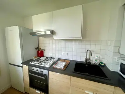 Cuisine ou kitchenette dans l'établissement 100m from the sandy beach in Plougonvelin