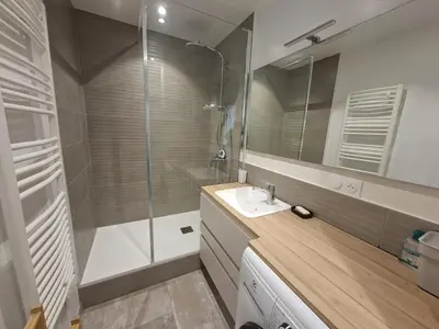 Salle de bains dans l'établissement 100m from the sandy beach in Plougonvelin