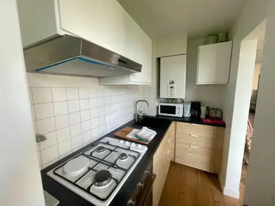 Cuisine ou kitchenette dans l'établissement 100m from the sandy beach in Plougonvelin