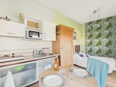 Cuisine ou kitchenette dans l'établissement Charmant gîte pour 2 avec jardin