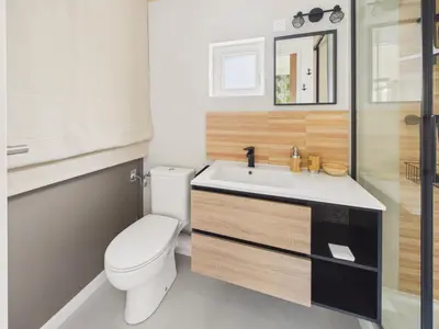 Salle de bains dans l'établissement Charmant gîte pour 2 avec jardin