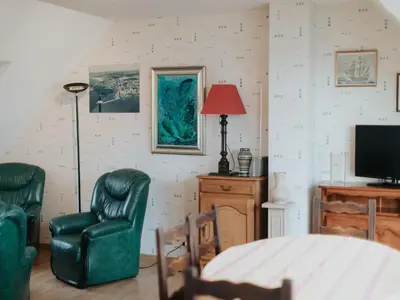 Télévision ou salle de divertissement dans l'établissement Seaview Duplex with Terrace in Le Conquet
