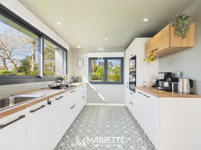 Cuisine ou kitchenette dans l'établissement -FLORA- Maison familiale sur l anse de Penfoulic