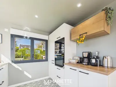 Cuisine ou kitchenette dans l'établissement -FLORA- Maison familiale sur l anse de Penfoulic