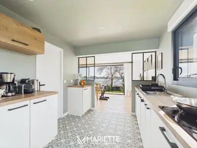 Cuisine ou kitchenette dans l'établissement -FLORA- Maison familiale sur l anse de Penfoulic