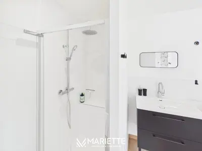 Salle de bains dans l'établissement -FLORA- Maison familiale sur l anse de Penfoulic