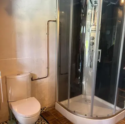 Salle de bains dans l'établissement Cap sur la Digue Maison à Cap-coz dans un environnement calme et verdoyant, à 5 minutes du centre de Fouesnant et de la plage de Cap-Coz!