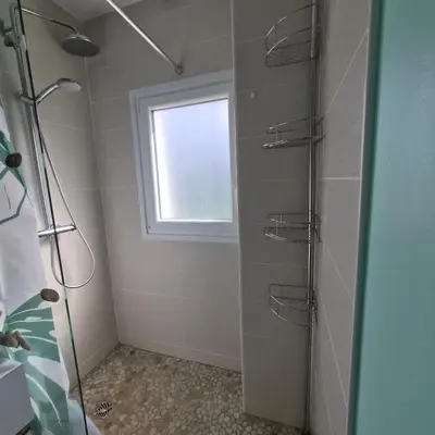Salle de bains dans l'établissement Cap sur la Digue Maison à Cap-coz dans un environnement calme et verdoyant, à 5 minutes du centre de Fouesnant et de la plage de Cap-Coz!