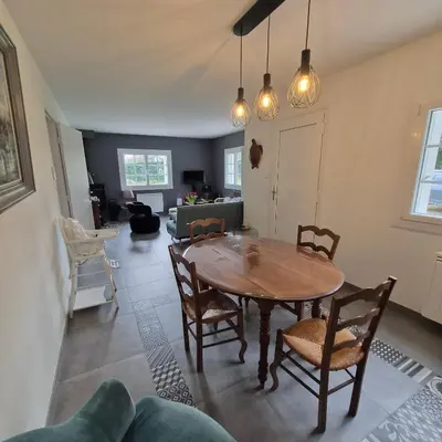 Coin salon dans l'établissement Cap sur la Digue Maison à Cap-coz dans un environnement calme et verdoyant, à 5 minutes du centre de Fouesnant et de la plage de Cap-Coz!