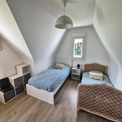 Un ou plusieurs lits dans un hébergement de l'établissement Cap sur la Digue Maison à Cap-coz dans un environnement calme et verdoyant, à 5 minutes du centre de Fouesnant et de la plage de Cap-Coz!