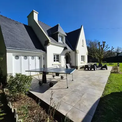Cap sur la Digue Maison à Cap-coz dans un environnement calme et verdoyant