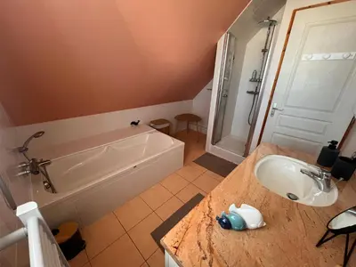 Salle de bains dans l'établissement Maison Familiale Bord de Mer