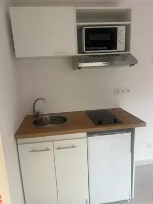 Cuisine ou kitchenette dans l'établissement Studio attenant à la maison