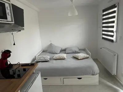 Un ou plusieurs lits dans un hébergement de l'établissement Studio attenant à la maison