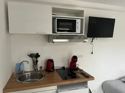 Cuisine ou kitchenette dans l'établissement Studio attenant à la maison