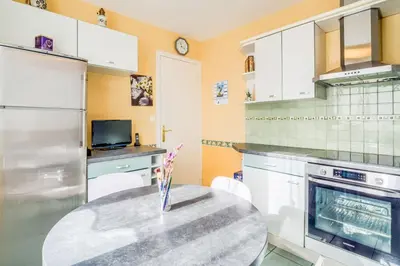 Cuisine ou kitchenette dans l'établissement Belle maison avec jardin & espace d'hiver