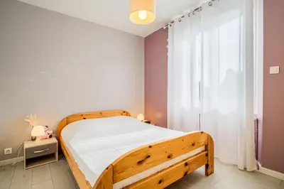 Un ou plusieurs lits dans un hébergement de l'établissement Belle maison avec jardin & espace d'hiver