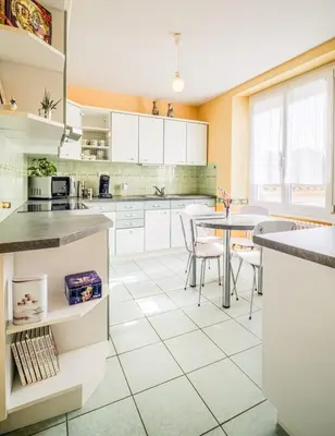 Cuisine ou kitchenette dans l'établissement Belle maison avec jardin & espace d'hiver