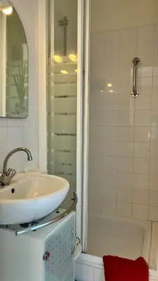 Salle de bains dans l'établissement Veranda - face à la mer - wifi