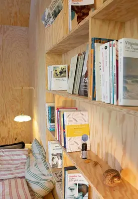Bibliothèque dans la maison de vacances