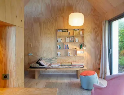 Coin salon dans l'établissement Wooden Cabin Facing The Sea