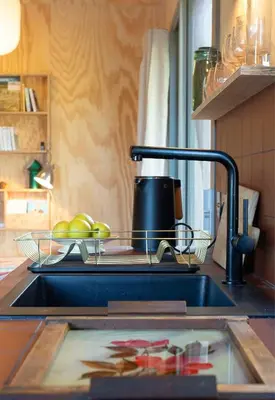 Cuisine ou kitchenette dans l'établissement Wooden Cabin Facing The Sea