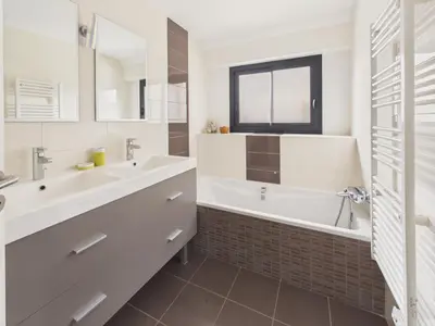 Salle de bains dans l'établissement Jolie maison pour 6 avec jardin en plein centre