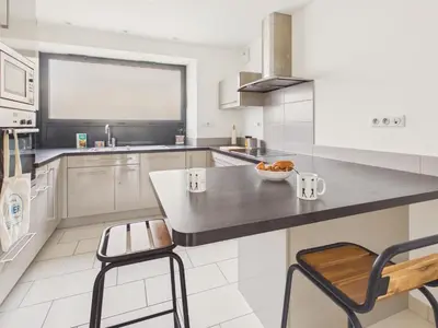 Cuisine ou kitchenette dans l'établissement Jolie maison pour 6 avec jardin en plein centre