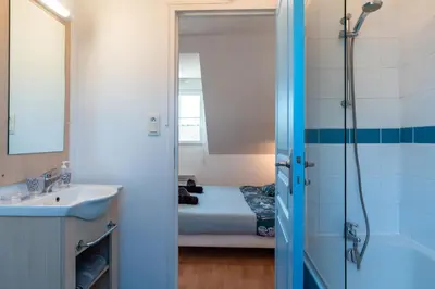 Salle de bains dans l'établissement Saint-Nic Cottage - 600 m de la plage