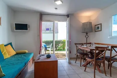 Télévision ou salle de divertissement dans l'établissement Saint-Nic Cottage - 600 m de la plage